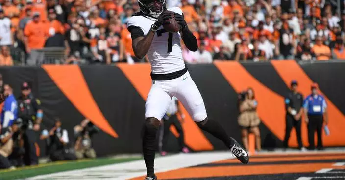 Trevor Lawrence finally gets 1st win over Bengals as Jaguars hold on for 22-17 victory