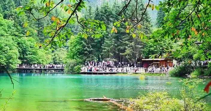 Scenic areas across China see surging tourists as National Day holiday begins