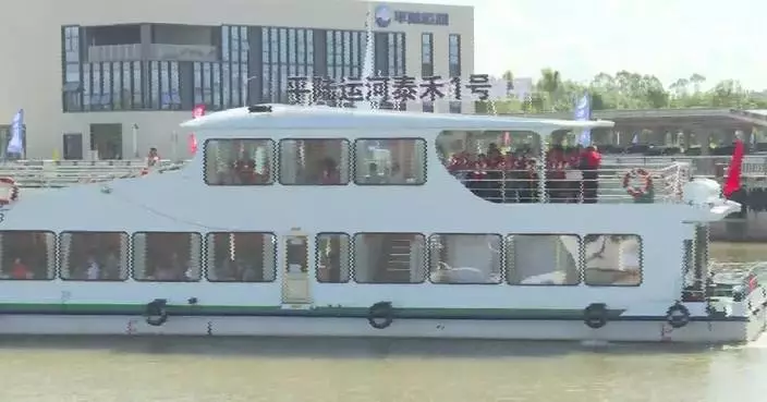 Tourism booms on newly opened canal in south China in "golden week" holiday