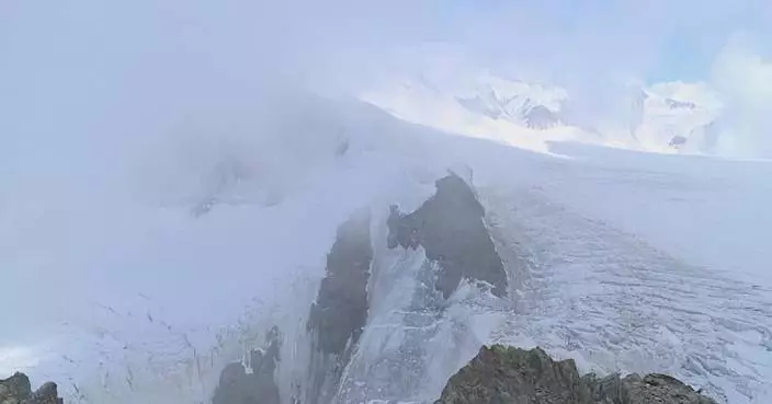 Swiss glaciers lose over 5 pct of ice in "devastating" year