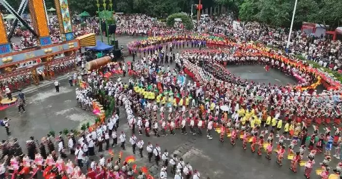 Thousands join vibrant traditional dance in Yunnan during National Day holiday
