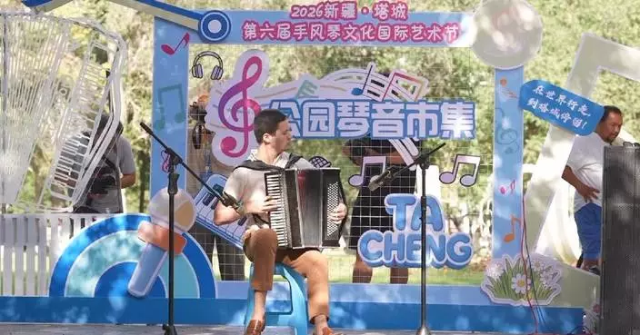Live ryhthms ignite spontaneous dance in China's 'Accordion City'