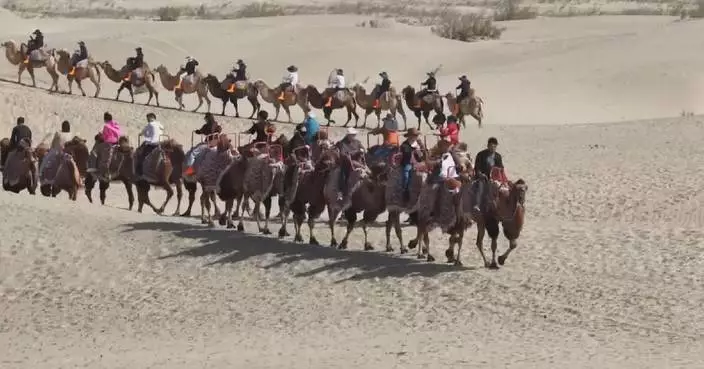 Tourists enjoy desert fun in Kashgar during National Day holiday