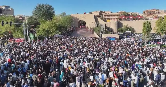 Tourists enjoy hospitality in Xinjiang's Kashi ancient city during National Day holiday