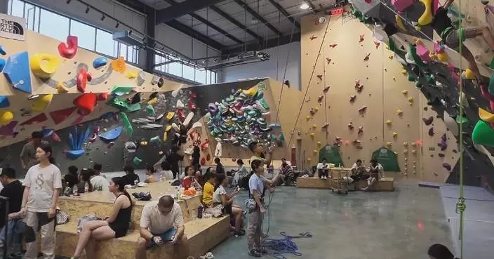Chinese young people embrace trendy new sports during National Day holiday