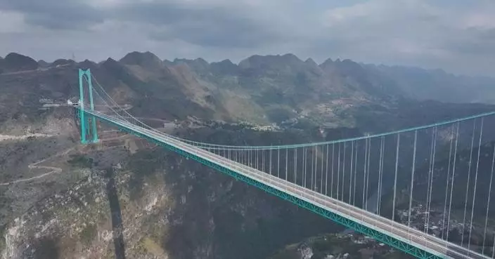 World's highest bridge in Guizhou draws crowds during National Day holiday