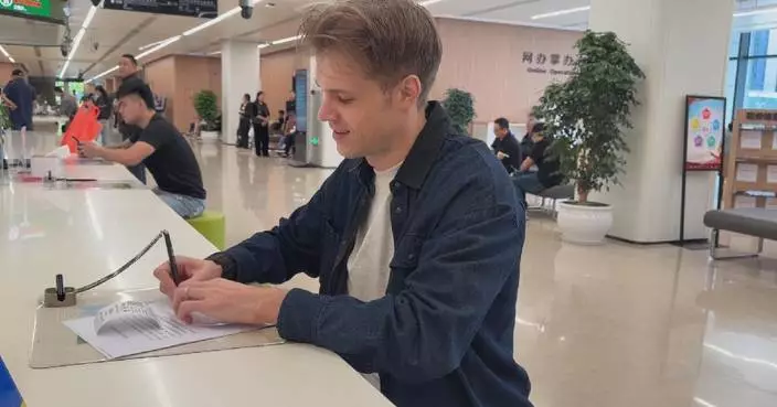 Russian vlogger impressed by efficient, convenient public service in Zhejiang