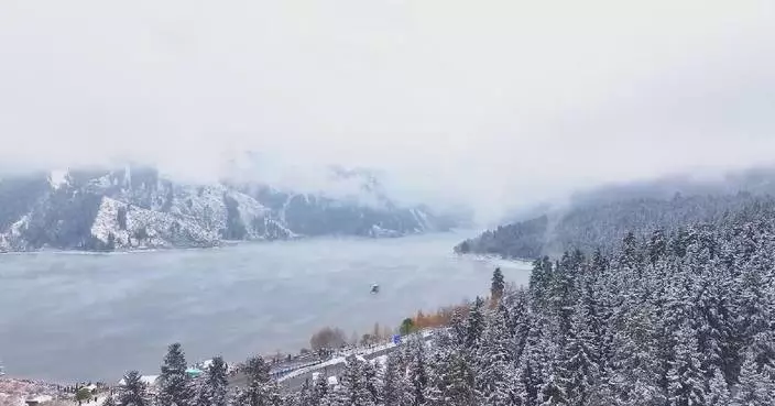 Xinjiang’s Tianchi Lake welcomes first snowfall