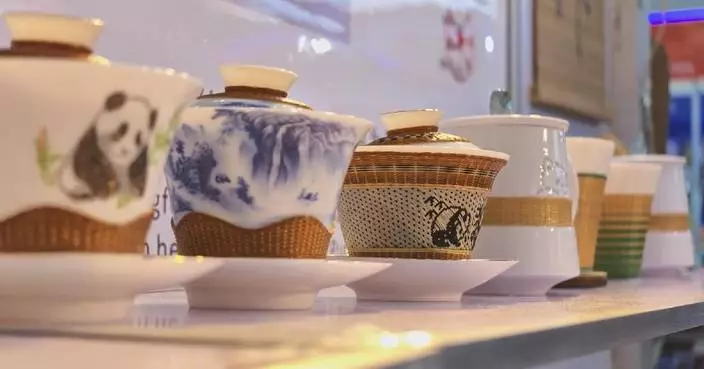 Chinese-style gifts win overseas buyers at Canton Fair