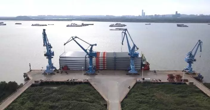 Yangzhou Port sets single-vessel export record for wind turbine blades