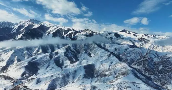 First snow blankets Xinjiang's Tianshan Mountains