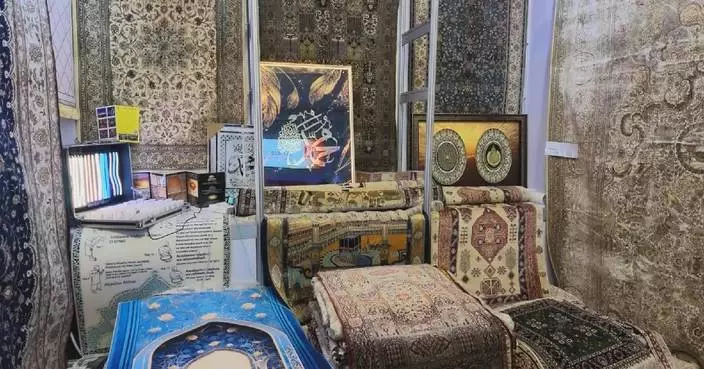 Traditional handicrafts attract foreign buyers with unique charm at Canton Fair