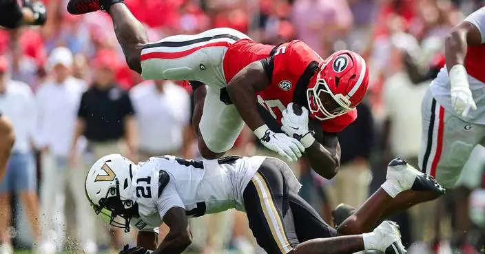 Stockton throws 3 TDs as No. 2 Georgia rolls past Vanderbilt 38-14  and improves to 5-0