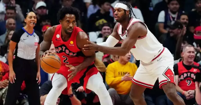 Kawhi Leonard scores 23 points in Toronto return as Raptors rout Bulls 135-92