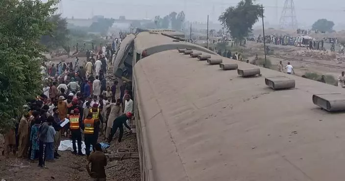 Passenger train derails in central Pakistan, killing at least 4 people and injuring 30