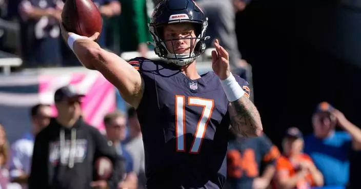 Case Keenum starts at quarterback for the Bears before Tyson Bagent takes over after 1 play