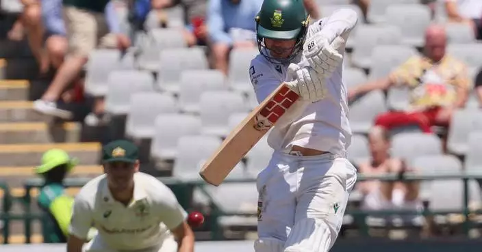 South Africa leads Australia by 102 runs at lunch on day 4 of third cricket test