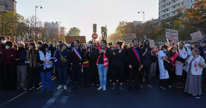 Protesting pupils blockade French high schools again, testing a weekslong movement