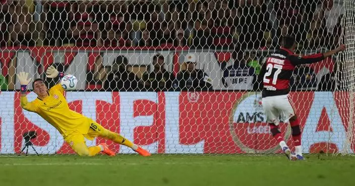 Muslera’s 3 penalty saves lift 10-man Estudiantes past Flamengo into Libertadores final