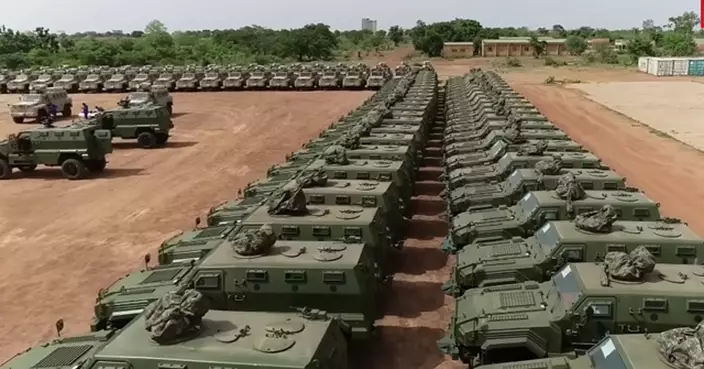 久等了，布基納法索！ 90輛中國戰車抵達 盛大典禮擺滿機槍