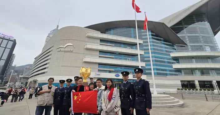 香港青年KOL觀元旦升旗禮 祝祖國2025繁榮昌盛 香港發揮「一國兩制」新貢獻助力國家發展