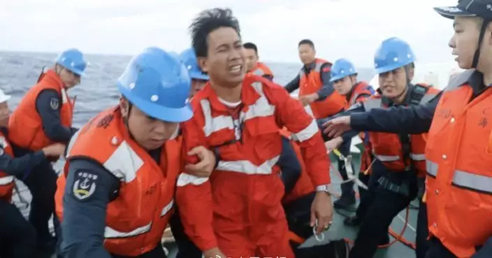 中國海警於黃岩島附近海域 向菲律賓移交17名菲籍獲救船員