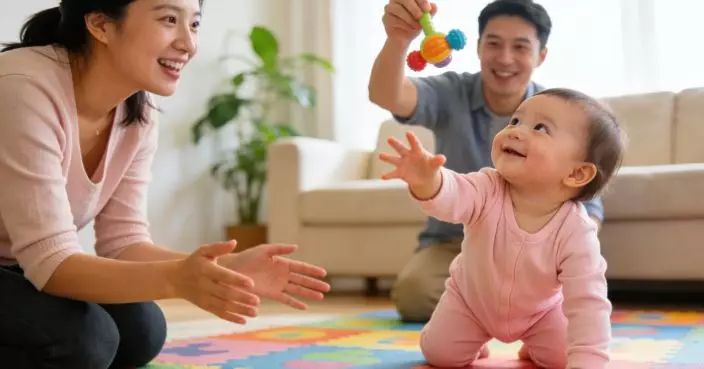 由「拳頭握」到「鉗指神功」 BB手指仔大進化，一粒藍莓都難唔到佢