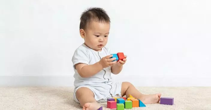 BB手腳凍、打乞嗤=凍親？當長老永遠覺得BB凍...