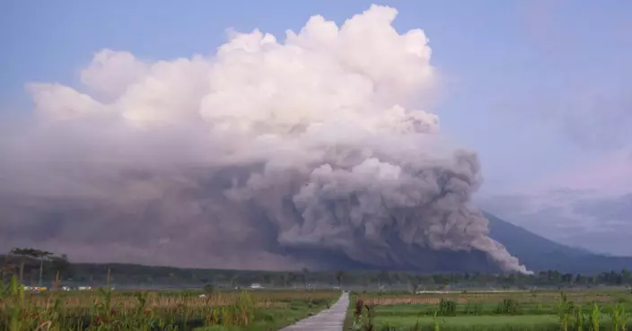 印尼東爪哇火山續噴大量煙霧灰燼 2500居民急疏散