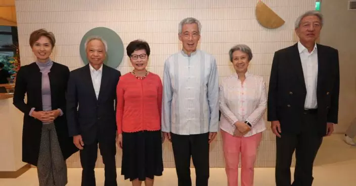 林鄭卸任後首外訪 與丈夫赴星洲晤李顯龍