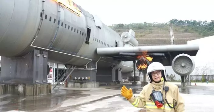 鄧炳強介紹模擬飛機事故訓練場 實測最新滅火機械人