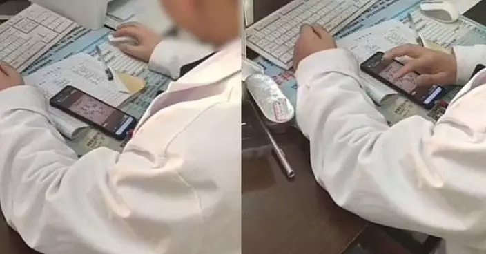 看診時只顧低頭玩手機遊戲 家長怒斥醫生：「你看病還是捉象棋」