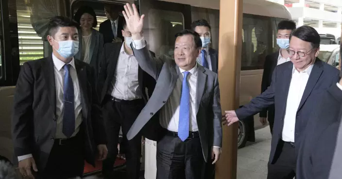 夏寶龍結束考察離港 抵機場以微笑揮手回應提問