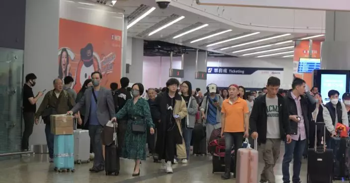 復活節長假結束大批市民返港 西九龍高鐵站人頭湧湧