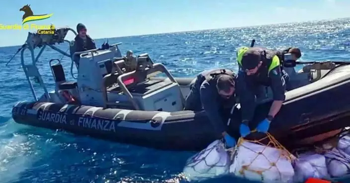 意國警打撈70個「可卡因包裹」檢值34億貨 料毒販擬掟落水後再偷運上岸