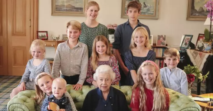 已故英女皇97歲冥壽 皇室公開伊利沙伯二世與曾孫溫馨合照