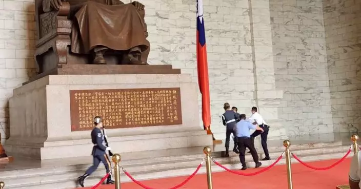 台灣「獨派」團體成員 漆彈射蔣介石銅像被帶走