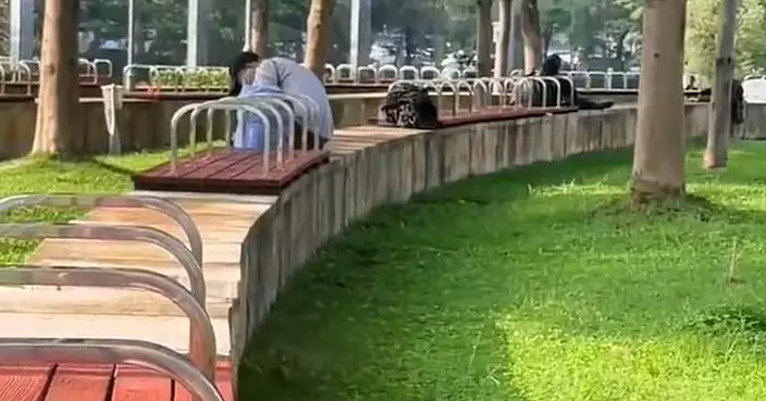 深圳綠化地木櫈加装鐵欄 防民眾躺臥被轟不近人情