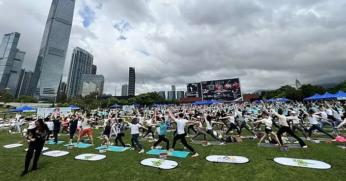 「青途」油尖旺民政處合辦健康巡禮 逾700人合力打破最多人做雙人瑜伽輪世界紀錄