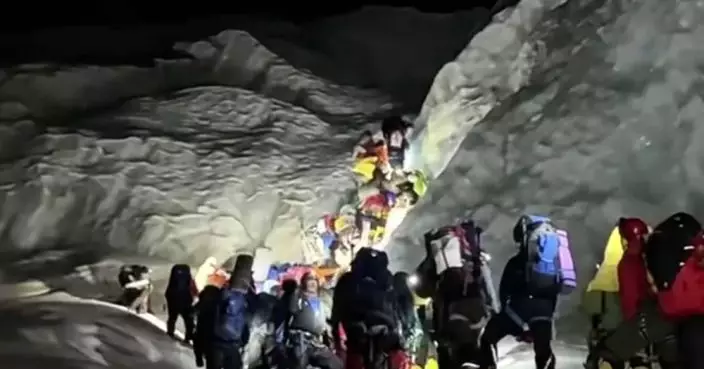 網傳五一登珠穆朗瑪峰凌晨仍「排長龍」 拍攝者澄清：是「凌晨才登山」