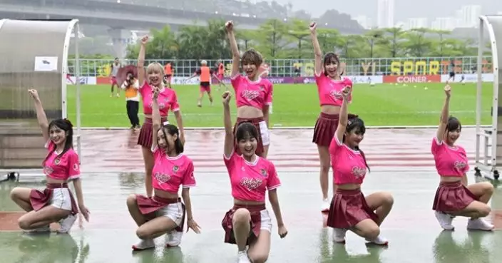 台灣樂天女孩亮相港足球聯賽 冒雨濕身演出超落力