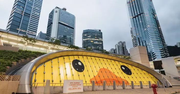 巨型橡皮鴨結伴來港再掀哄動 港鐵金鐘站換新裝化身主題車站