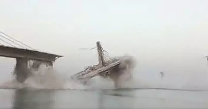 印度大橋二度崩塌  十秒間如奶粉般「溶入」水中消失