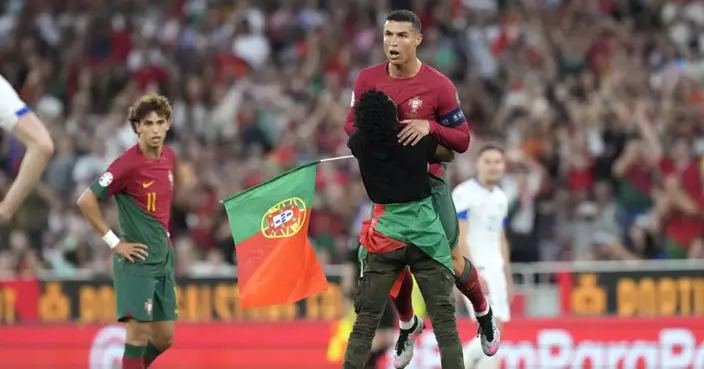 歐洲國家盃圍賽：葡萄牙主場3:0淨勝波斯尼亞  C朗拿度被球迷強抱