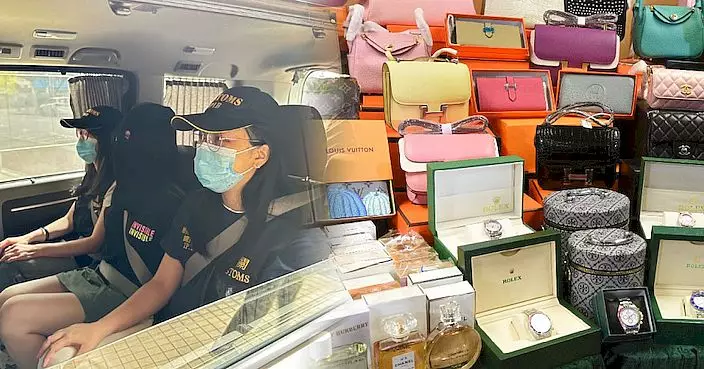 深夜直播「帶貨」賣冒牌名貴手袋時裝 海關拘30歲女檢值100萬貨