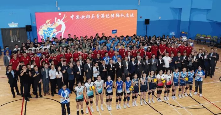 中國女排與香港紀律部隊排球友誼賽 興奮玩人浪