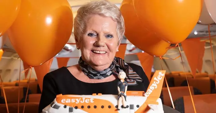 20年前先加入空服行業 英國最老「空中奶奶」慶祝73歲生日