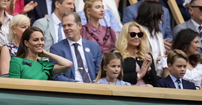 英國夏洛特公主首現溫網賽場 與西班牙國王打招呼