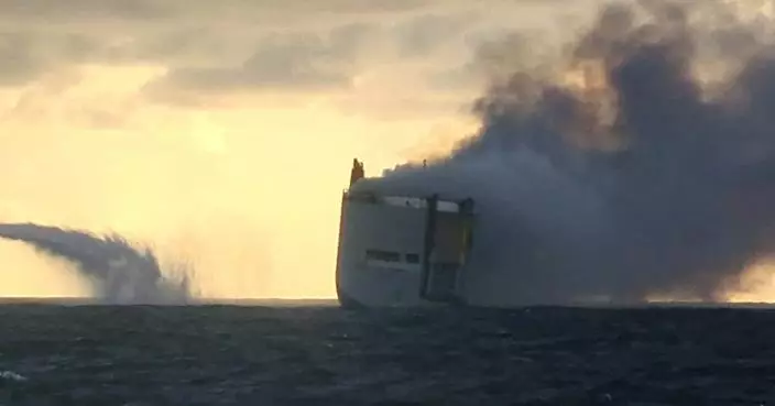 載有2800輛車貨船荷蘭北部海域起火 釀一死多傷