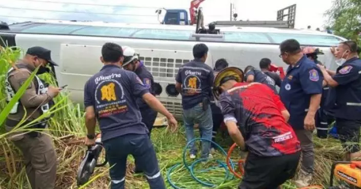 泰國載中國遊客巴士翻車 致27人傷